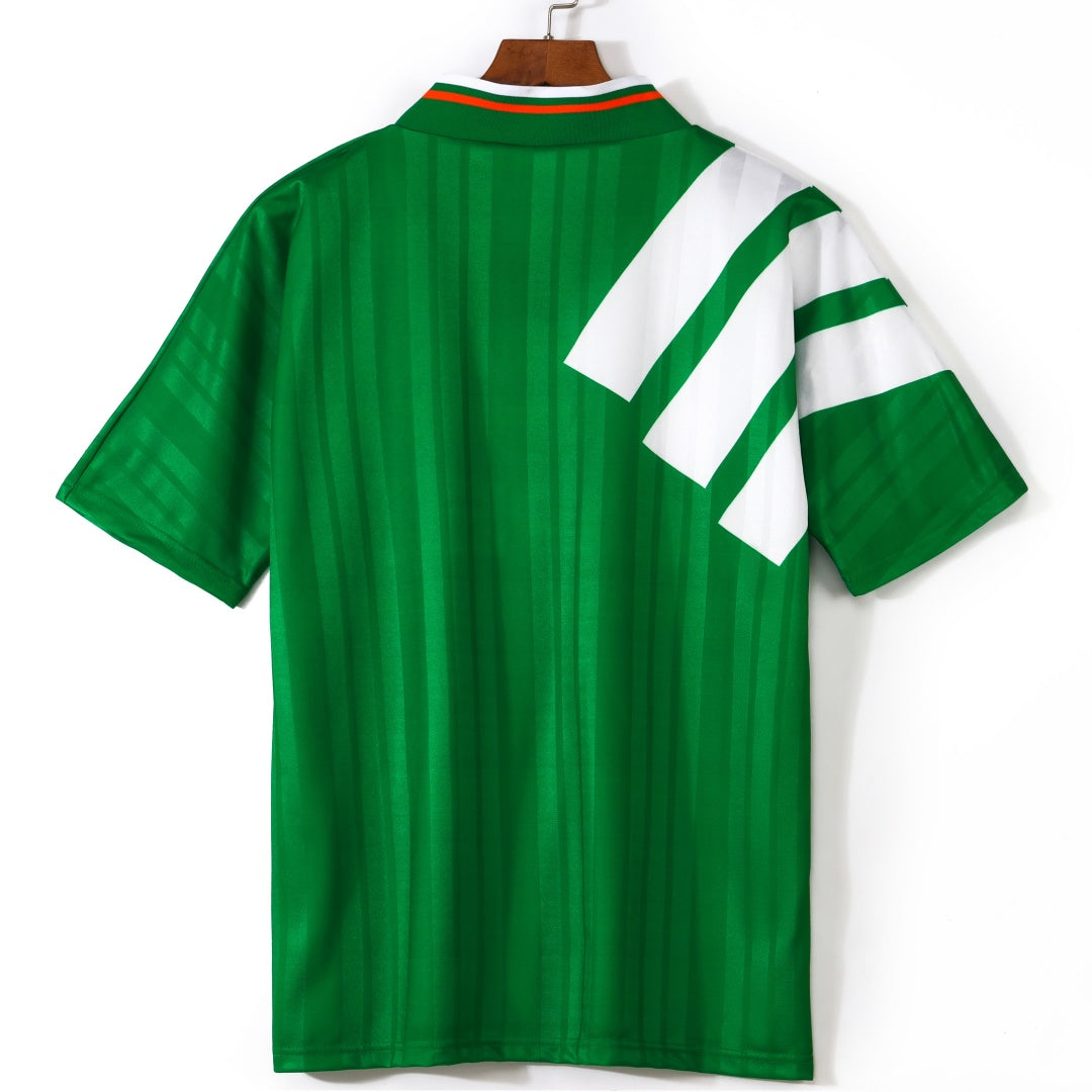 Maillot domicile rétro de l'équipe d'Irlande 1992-1994, marque Le 12-ème Maillot, vue de face avec détails du logo et des couleurs irlandaises
