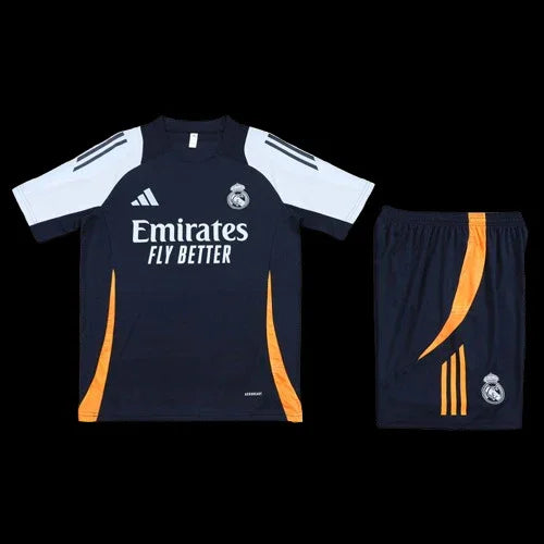 Ensemble Réal Madrid Le 12 -ème Maillot, maillot de football blanc avec logo du Real Madrid et détails en bleu.