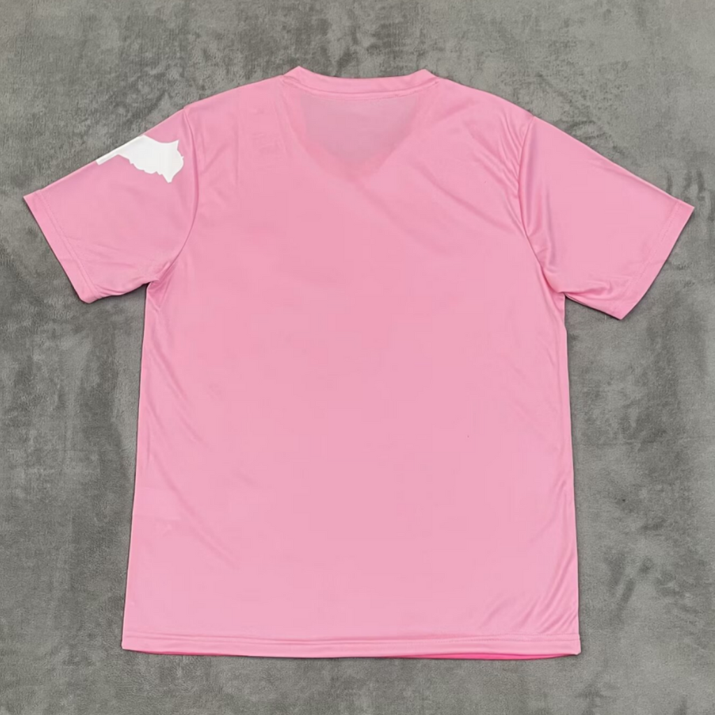 Maillot de football Le 12 -ème Maillot Maroc 25/26 rose, maillot spécial pour supporteurs, vue de face avec logo et détails colorés