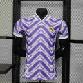 Maillot de football Real Madrid 25/26 Player Spécial violet, marque Le 12 -ème Maillot, vue de face avec logo et détails.
