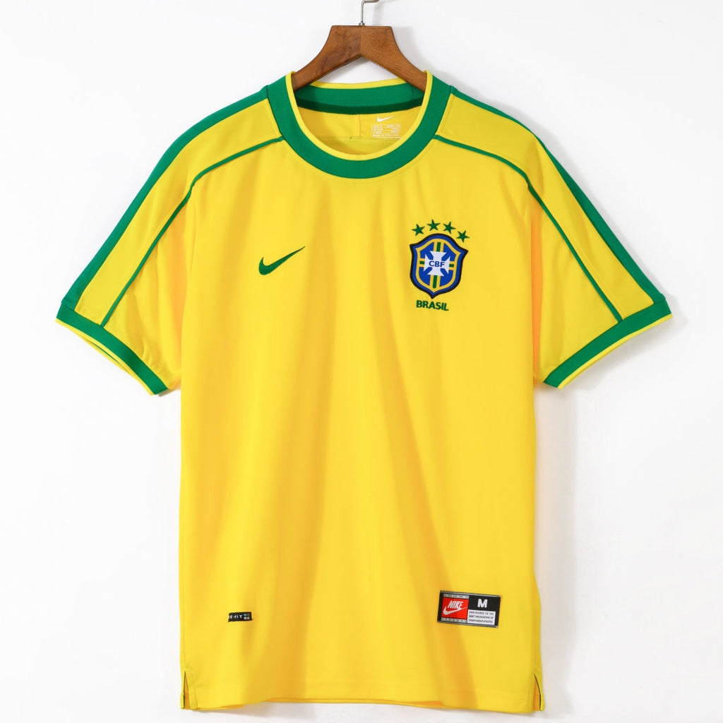 Maillot domicile Brésil 1998 Le 12 -ème Maillot, maillot de football rétro avec couleurs traditionnelles du Brésil, vue de face.