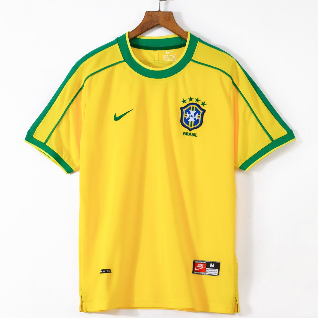 Maillot domicile Brésil 1998 Le 12 -ème Maillot, maillot de football rétro avec couleurs traditionnelles du Brésil, vue de face.