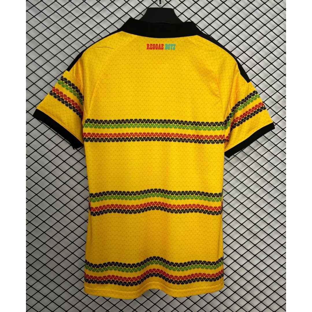 Maillot domicile 25/26 Jamaica Le 12 -ème Maillot, maillot de football avec couleurs vertes, jaunes et logo sur le devant.