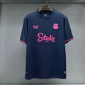 Maillot de football Everton Fourth 25/26 de la marque Le 12 -ème Maillot, vue de face avec logo et détails du maillot blanc et bleu