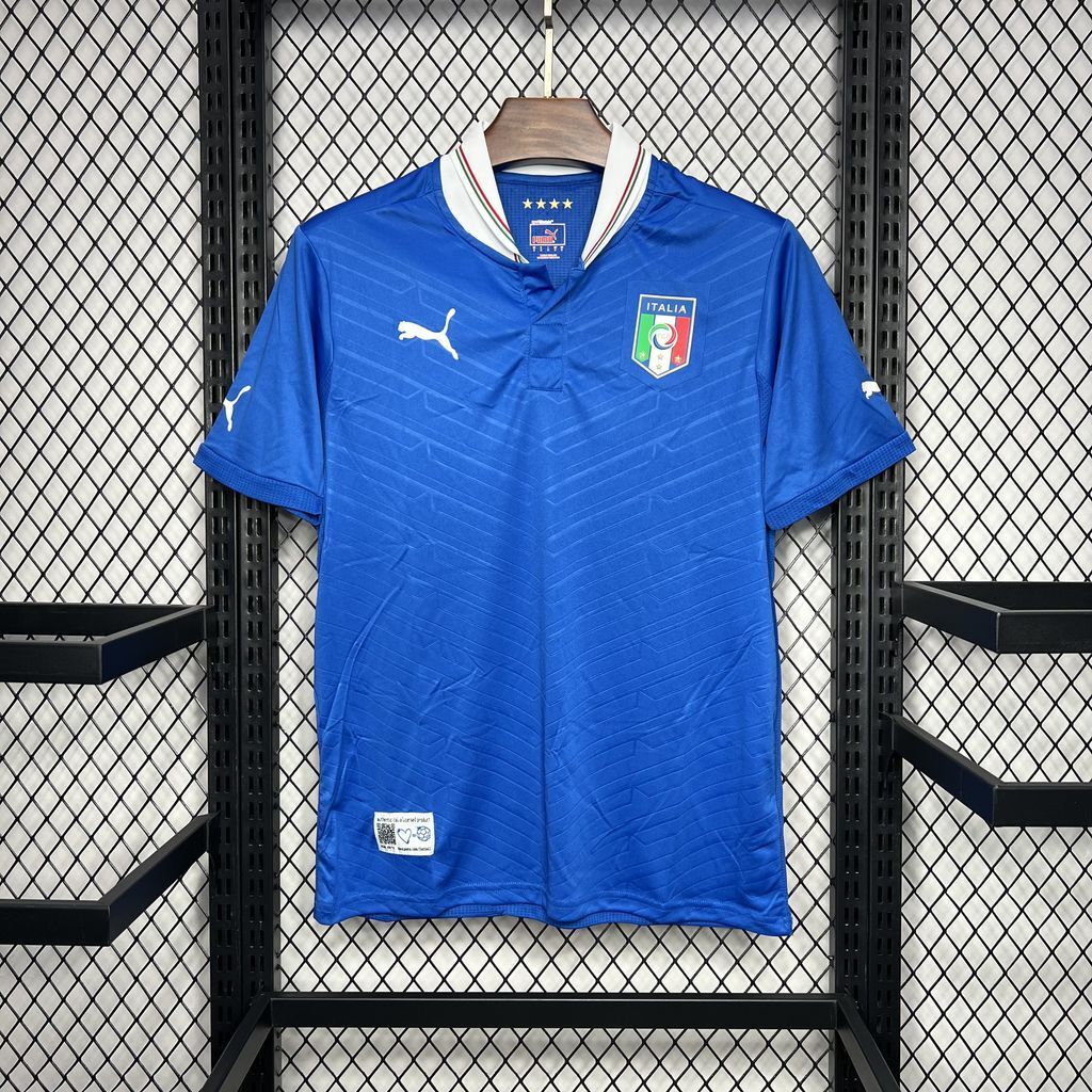 Maillot domicile rétro de l'équipe Italie 2012, marque Le 12 -ème Maillot, vue avant du maillot de football rouge et blanc