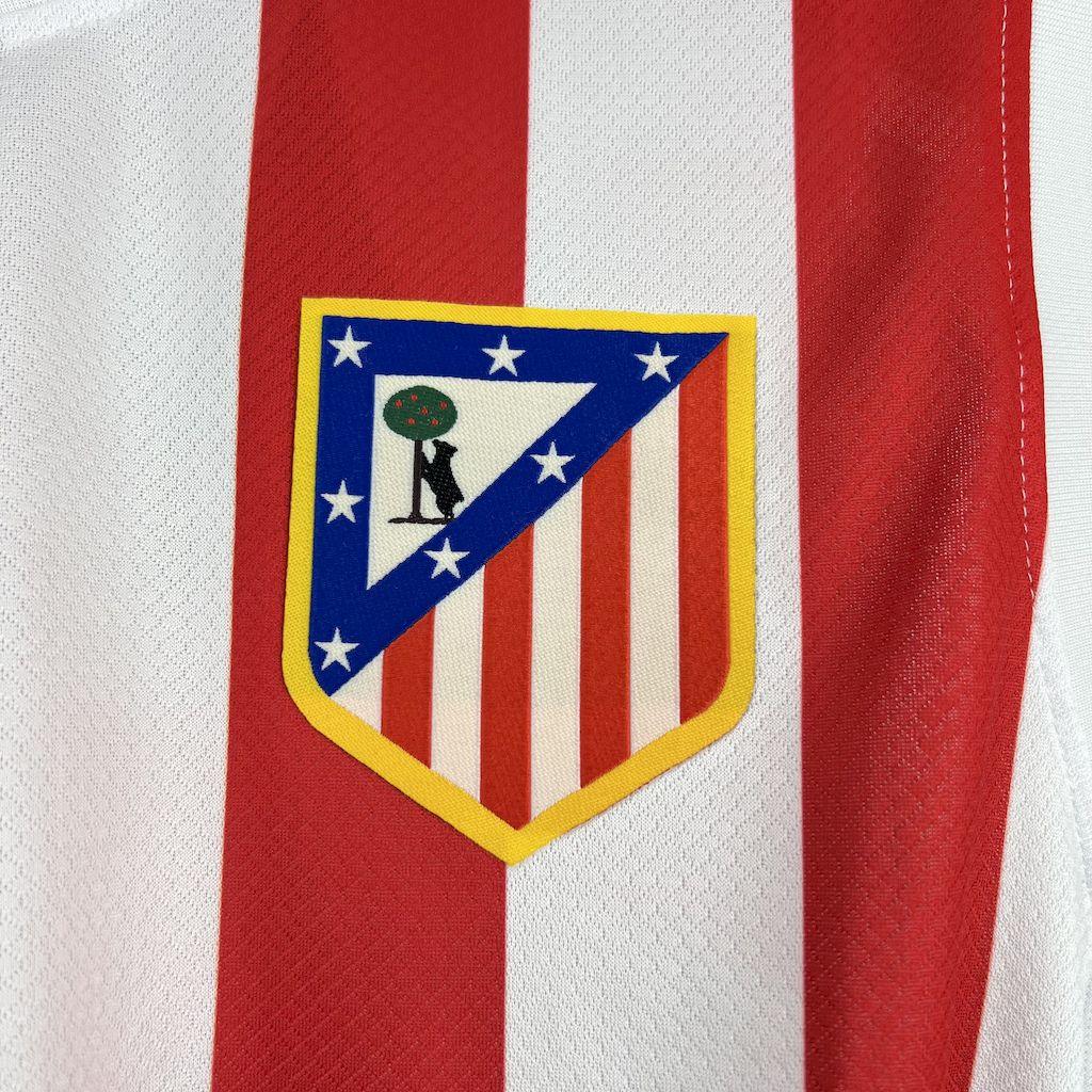 Maillot sans manches Atlético Madrid 2025-26 Le 12 -ème Maillot, maillot de football rouge et blanc avec logo de l'équipe.