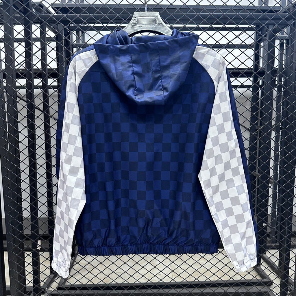 Veste coupe-vent réversible Le 12 -ème Maillot Liverpool, coloris noir et rouge, avec logo Liverpool visible sur la veste.