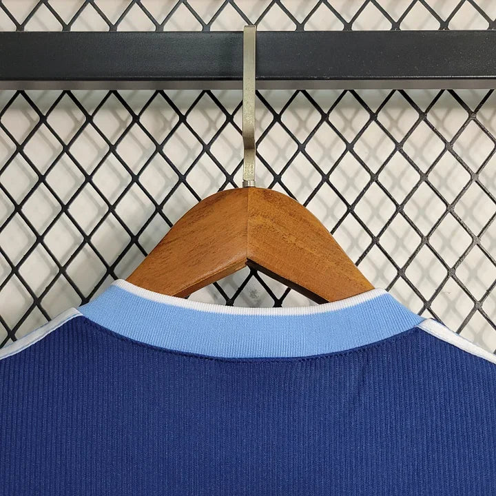 Maillot de football rétro Argentine 1998, marque Le 12 -ème Maillot, vue de face avec logo et design vintage.