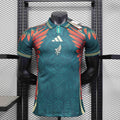 Maillot de football Le 12 -ème Mexico, taille 25-26, en tissu coloré avec logos et détails du maillot officiel.
