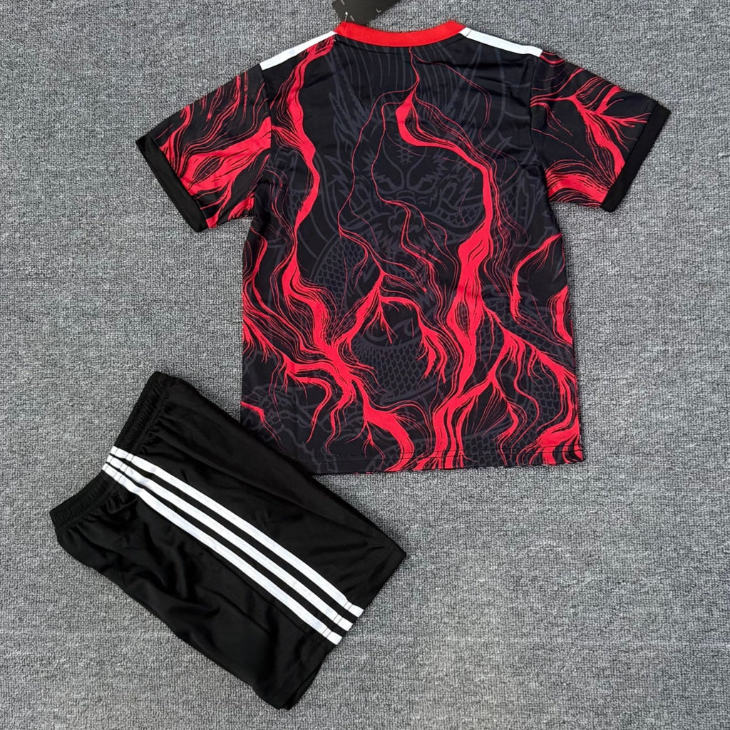 Ensemble enfant Real Madrid 25/26, maillot rouge spécial, fabriqué par Le 12 -ème Maillot, vue de l'ensemble complet.