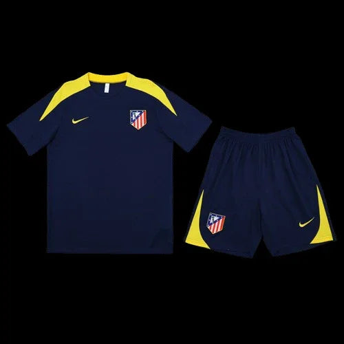 Ensemble de football Atletico Madrid Le 12 -ème Maillot, maillot rouge et blanc avec logo de l'équipe et détails du tissu.