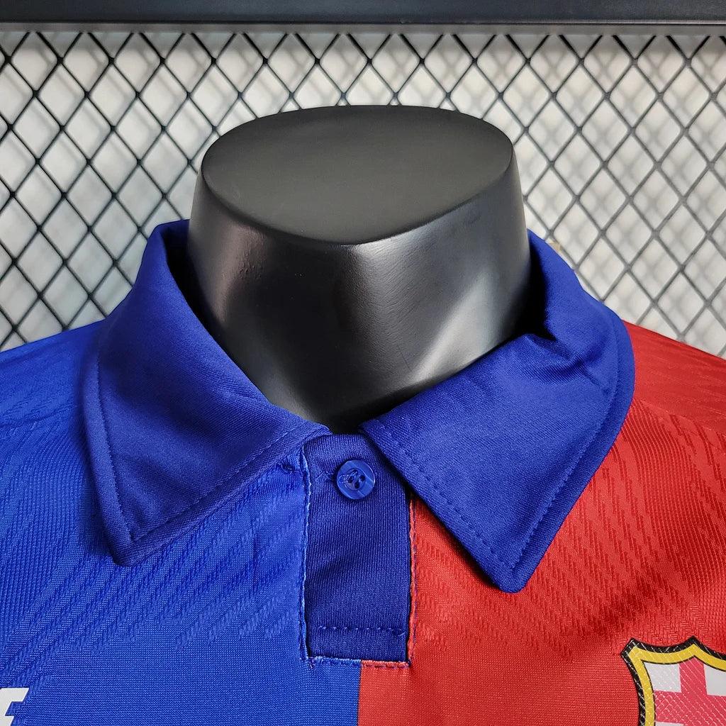 Maillot domicile FC Barcelone 2023 2024 Le 12-ème Maillot, maillot de football avec logo du club et couleurs blaugrana.