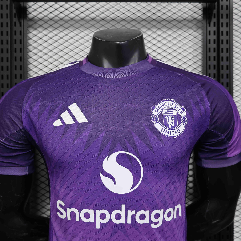 Maillot Manchester United 25-26 ans de Le 12 -ème Maillot, maillot de football avec logo et détails de l'équipe.