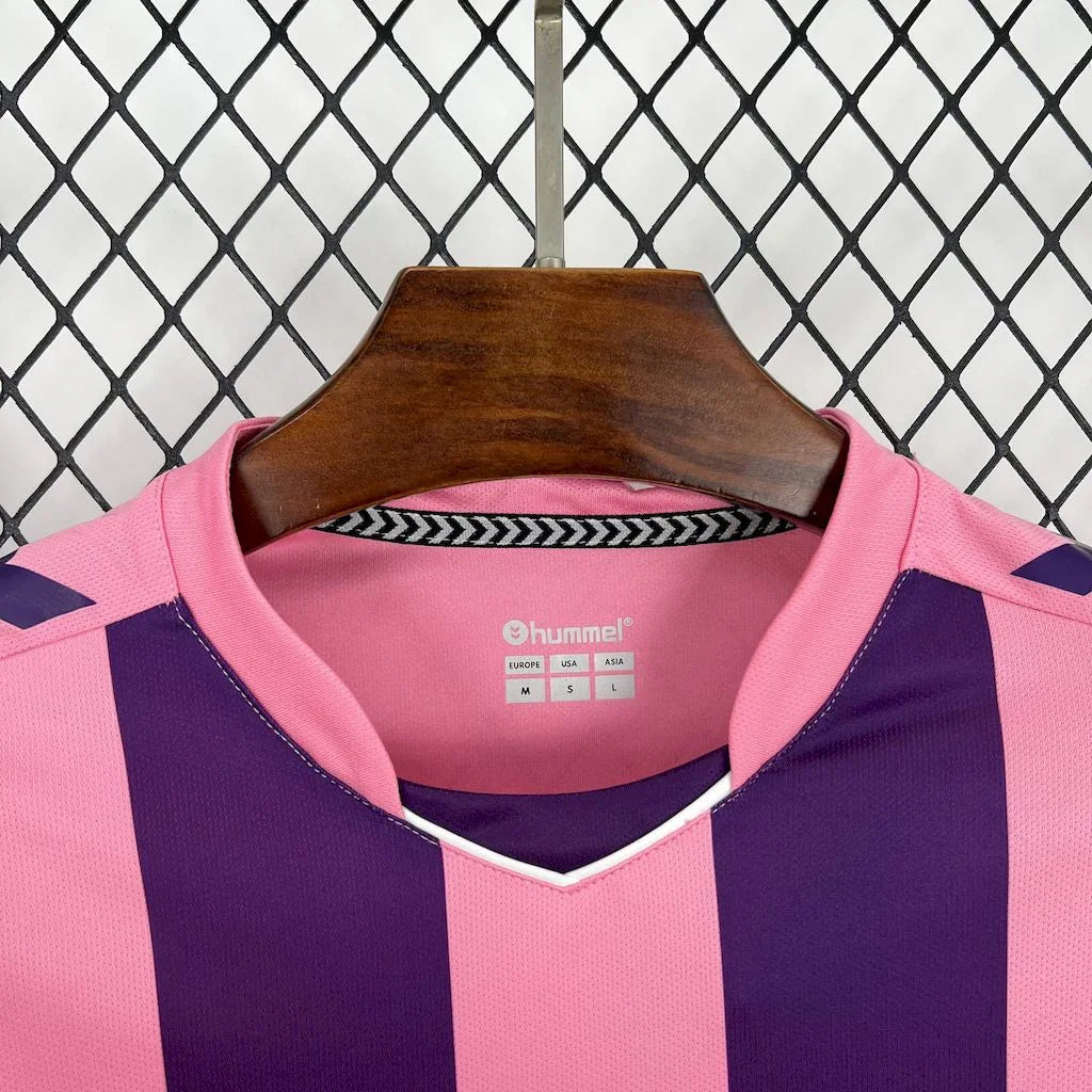 Maillot de football Betis concept 2024-25 de la marque Le 12 -ème Maillot, vue de face avec le logo et les détails du design