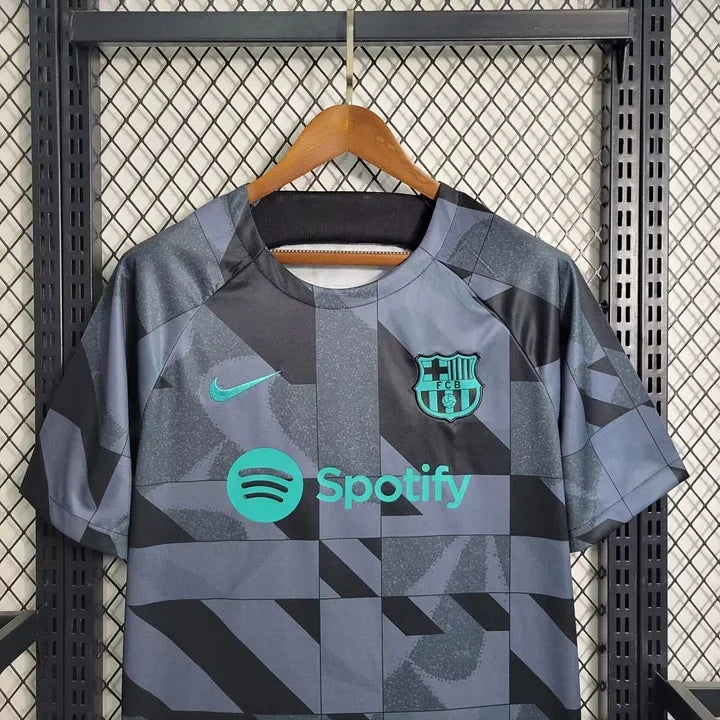 Maillot d'entraînement FC Barcelone 2023-2024 Le 12 -ème Maillot, logo du club visible, tissu léger et respirant.
