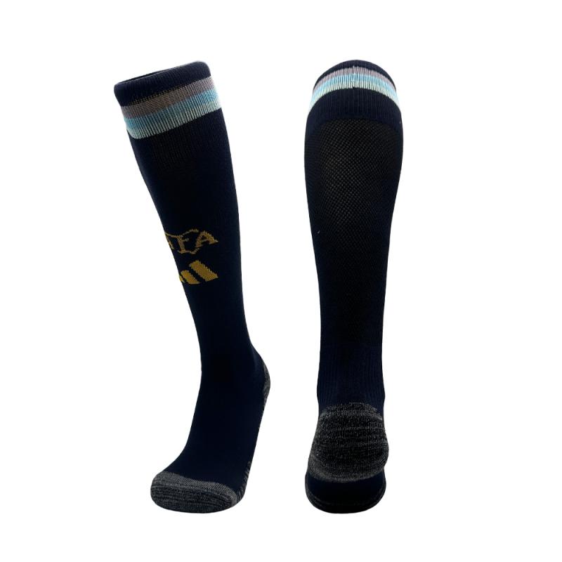 Chaussettes Argentine Domicile de la marque Le 12 -ème Maillot, en coton blanc avec détails bleus et argentins.