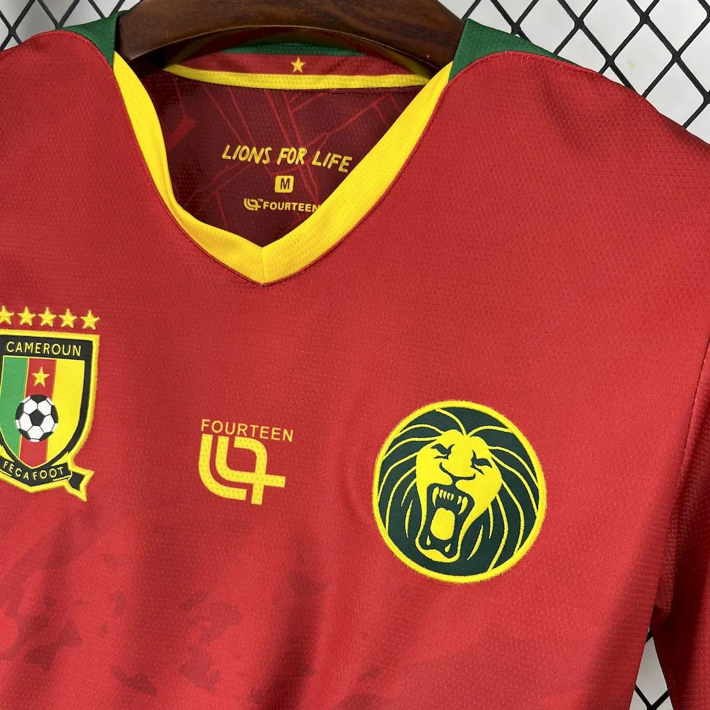Maillot extérieur du Cameroun pour la CAN 2025-26, fabriqué par Le 12 -ème Maillot, montre le design officiel avec logo et couleurs nationales