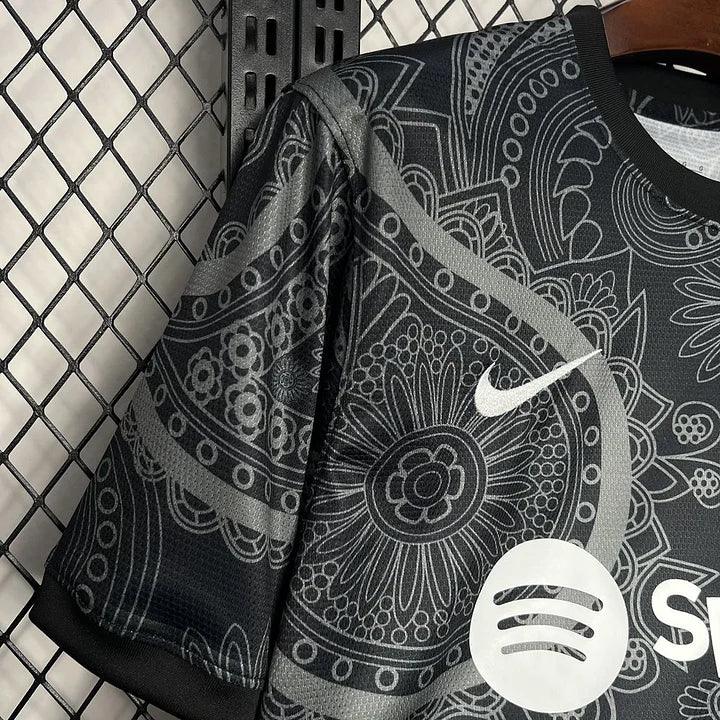 Maillot de football FC Barcelone noir concept 2024 2025, signé Le 12-ème Maillot, vue de face avec détails du design.