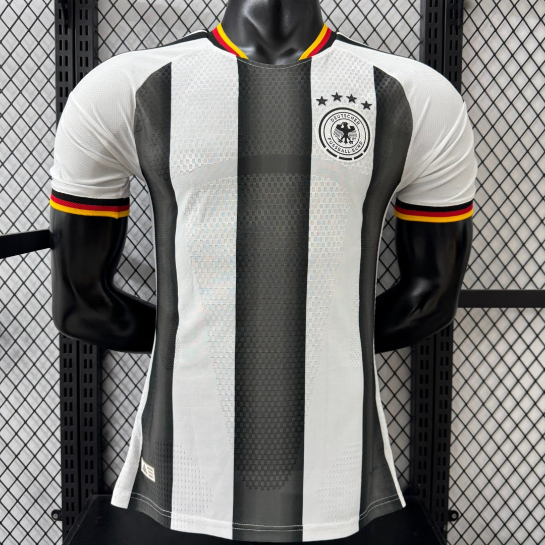 Maillot blanc de l'équipe d'Allemagne 25/26, modèle Le 12 -ème Maillot, porté par un joueur, vue de face.