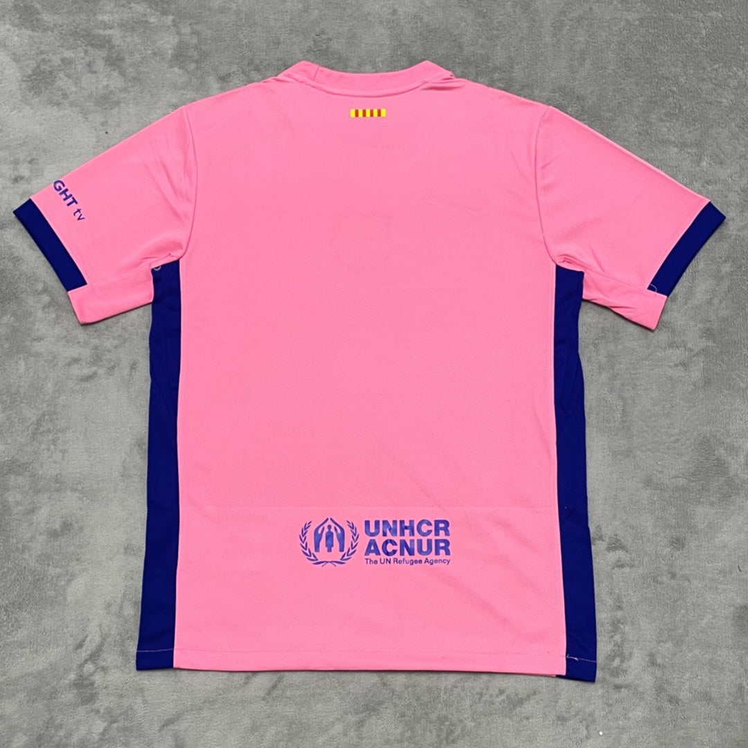 Maillot de football Barcelone 25/26 rose, marque Le 12 -ème Maillot, affiché sur un modèle.