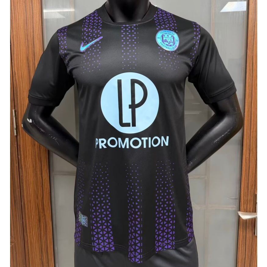 Maillot Toulouse Third 25/26 de la marque Le 12 -ème Maillot, vue de face avec logo et design orange et bleu.