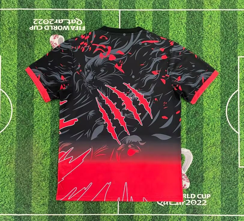 Maillot de football Le 12 25/26 Brésil Spécial Red A, maillot rouge avec logo du Brésil, vue frontale.