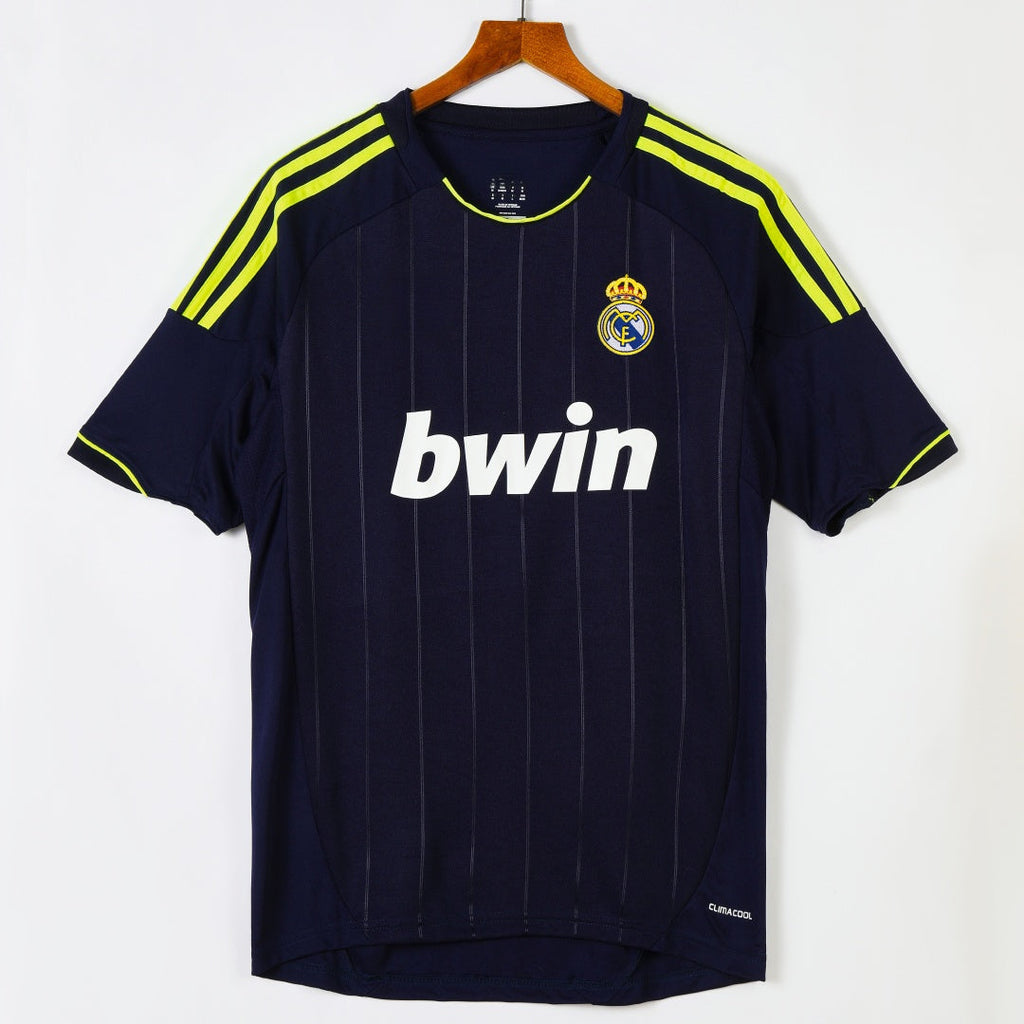 Maillot extérieur rétro du Real Madrid 2012-2013, marque Le 12-ème Maillot, vue de face avec logo et détails du maillot.