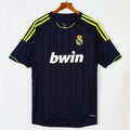 Maillot extérieur rétro du Real Madrid 2012-2013, marque Le 12-ème Maillot, vue de face avec logo et détails du maillot.