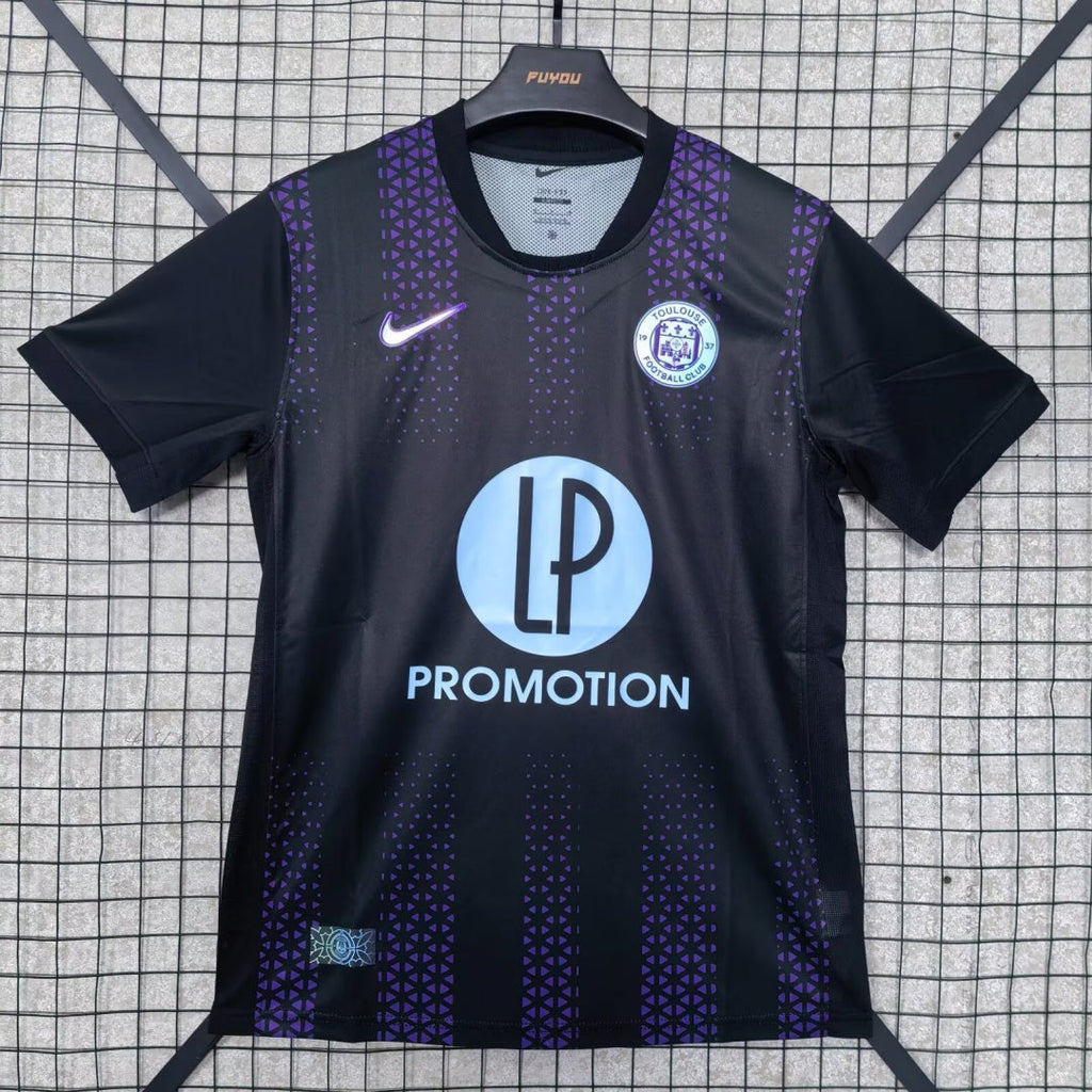 Maillot de football Toulouse Third 2025/26, marque Le 12 -ème Maillot, dorsal visible, design bleu et blanc, détails du logo.