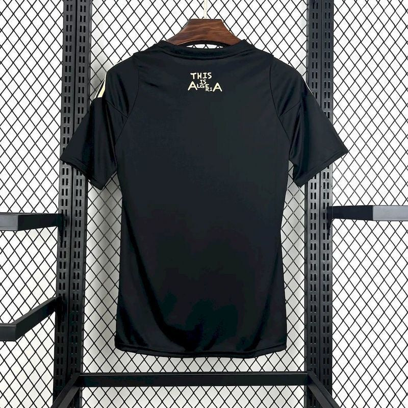 Maillot de football Algérie 24/25, version spéciale, noir, de la marque Le 12 -ème Maillot, affiché sur un mannequin.
