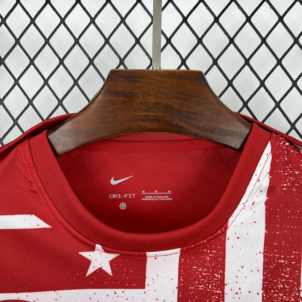 Maillot d'entraînement à manches longues de l'Atlético Madrid 2025-26, marque Le 12 -ème Maillot, vue de face.