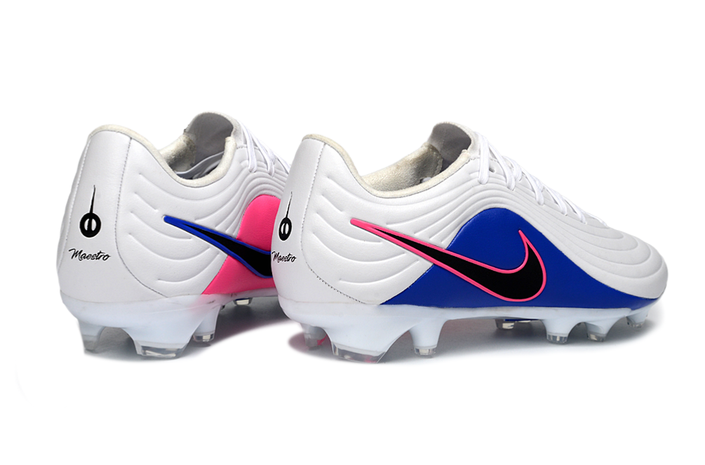 Crampons Le 12 -ème Maillot Tiempo Legend XI Elite pour football, vue rapprochée des crampons en caoutchouc et acier.