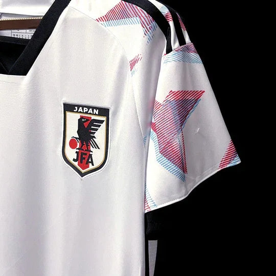 Maillot de football Japon 2022/23 Coupe du Monde Le 12ème Maillot, maillot blanc avec détails bleus et rouges.