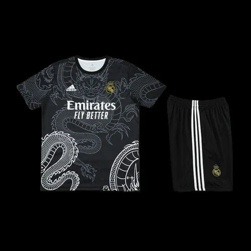 Ensemble Réal Madrid de Le 12, maillot de football blanc avec logo et détails en bleu, vue de face sur fond blanc.