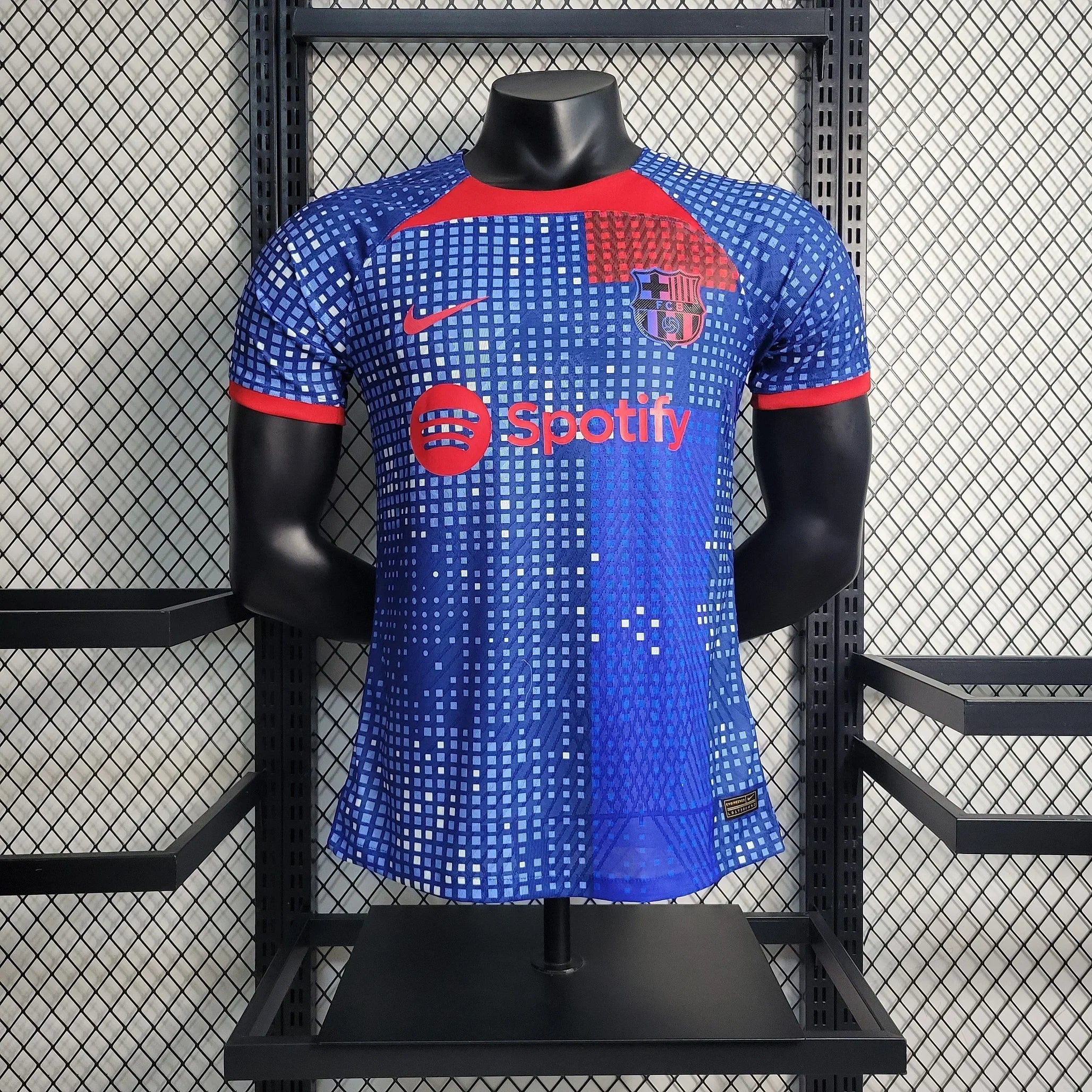 Maillot d'entraînement FC Barcelone 2023-2024 Le 12-ème, vue front avec logo et détails de la tenue sportive.