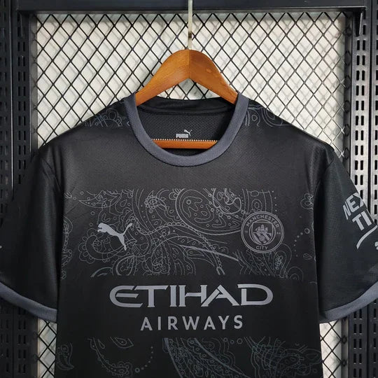 Maillot Manchester City édition Dragon 2024/25, Le 12, avec logo du club et design moderne, vue de face sur mannequin.