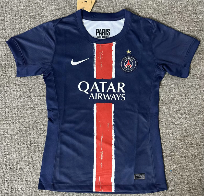 Maillot domicile 24/25 PSG femme de la marque Le 12 -ème Maillot, maillot de football rouge et bleu avec logo du PSG.