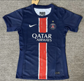 Maillot domicile 24/25 PSG femme de la marque Le 12 -ème Maillot, maillot de football rouge et bleu avec logo du PSG.