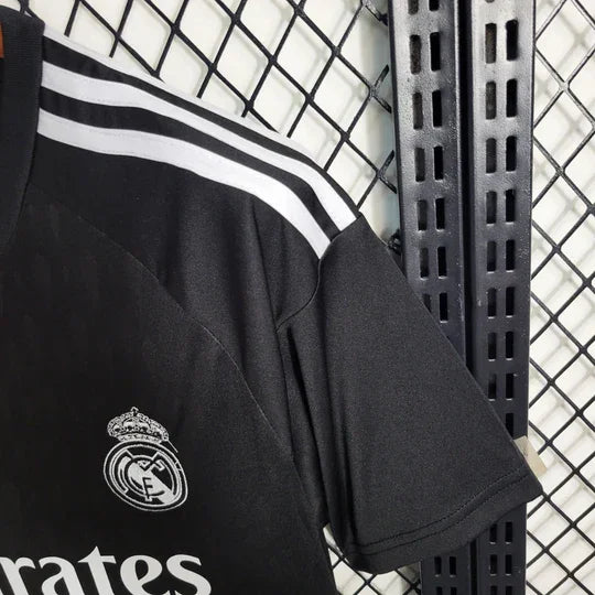 Maillot de football Real Madrid 2023-2024, modèle Le 12 -ème Maillot, vue frontale avec logo et design officiel.