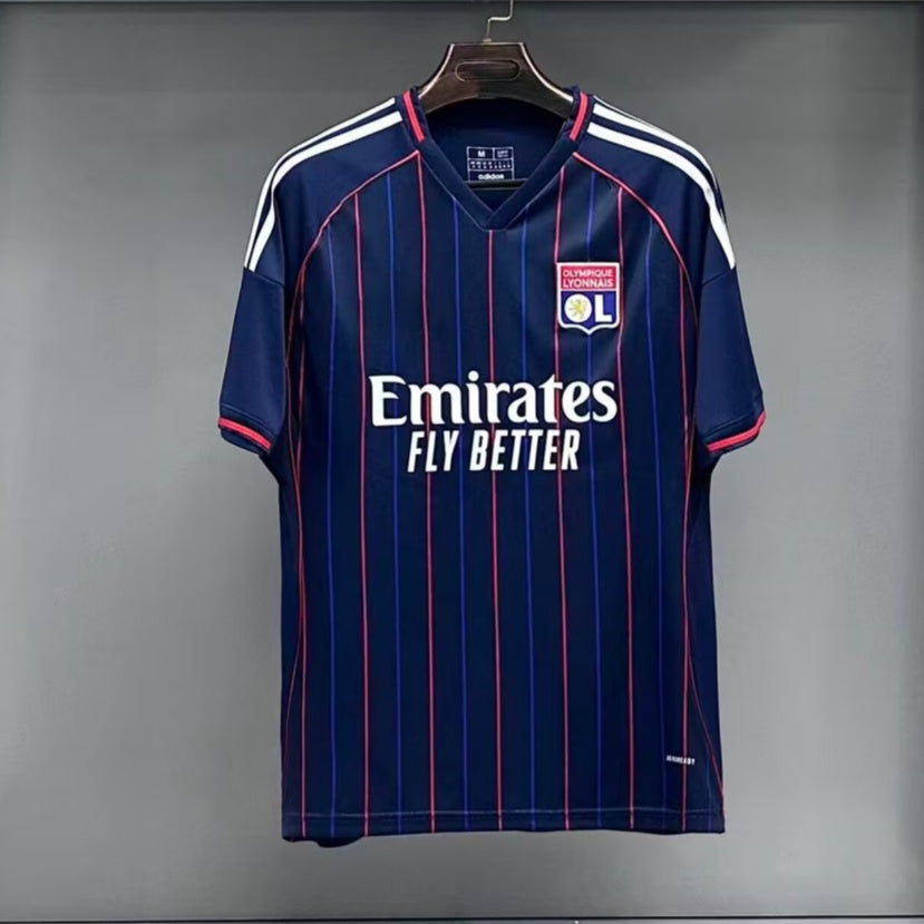 Maillot extérieur lyonnais pour enfants 25/26 ans, marque Le 12 -ème Maillot, vue en gros plan sur le tissu et le logo.