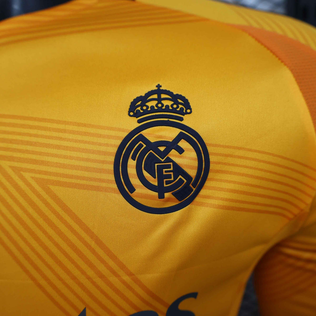 Maillot à manches longues Real Madrid 2024-2025, marque Le 12 -ème Maillot, en tissu blanc avec logo du club et détails bleus.