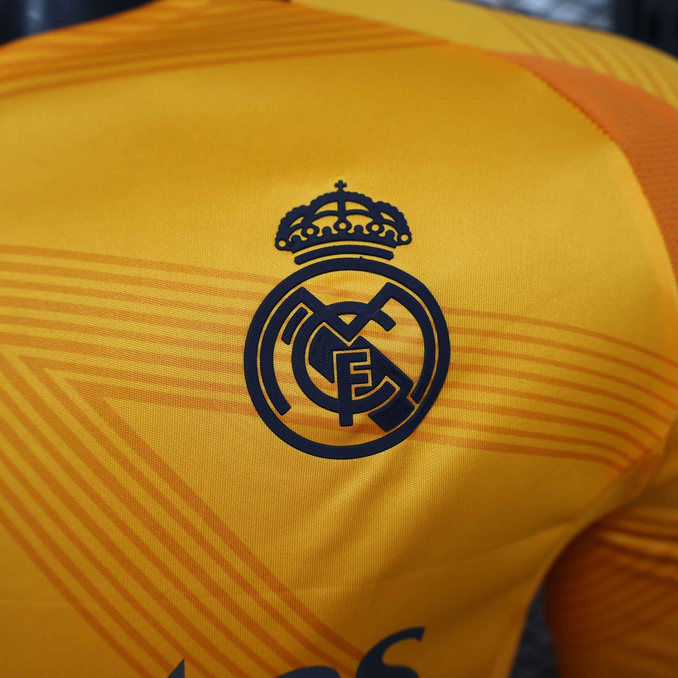 Maillot à manches longues Real Madrid 2024-2025, marque Le 12 -ème Maillot, en tissu blanc avec logo du club et détails bleus.