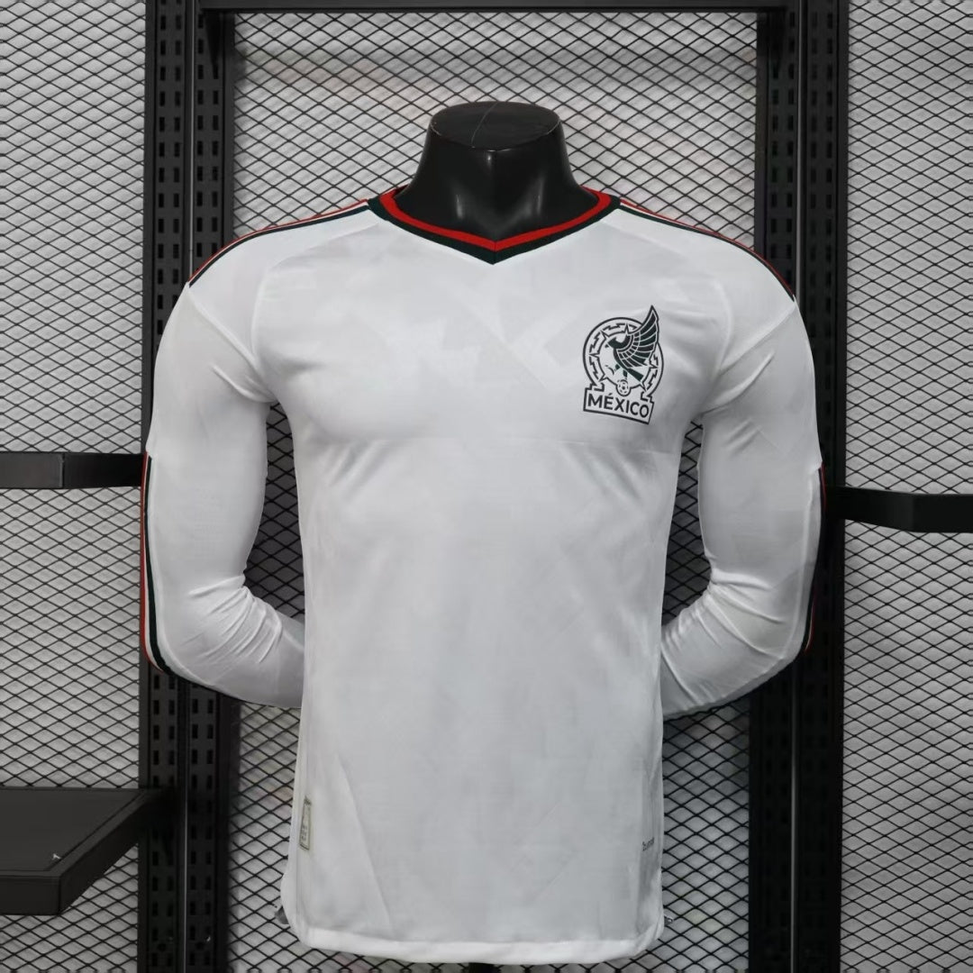 Maillot de football Mexique 25/26 extérieur, manches longues, par Le 12 -ème Maillot, vue de face sur le terrain.