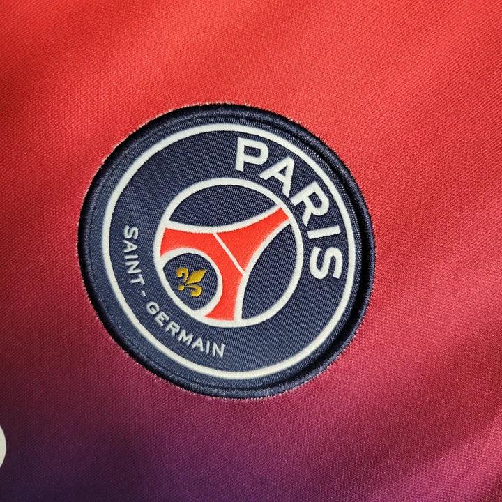 Maillot d'entraînement Le 12 Paris 2023-2024, maillot de sport avec logo de l'équipe, détails en tissu technique, vue frontale.
