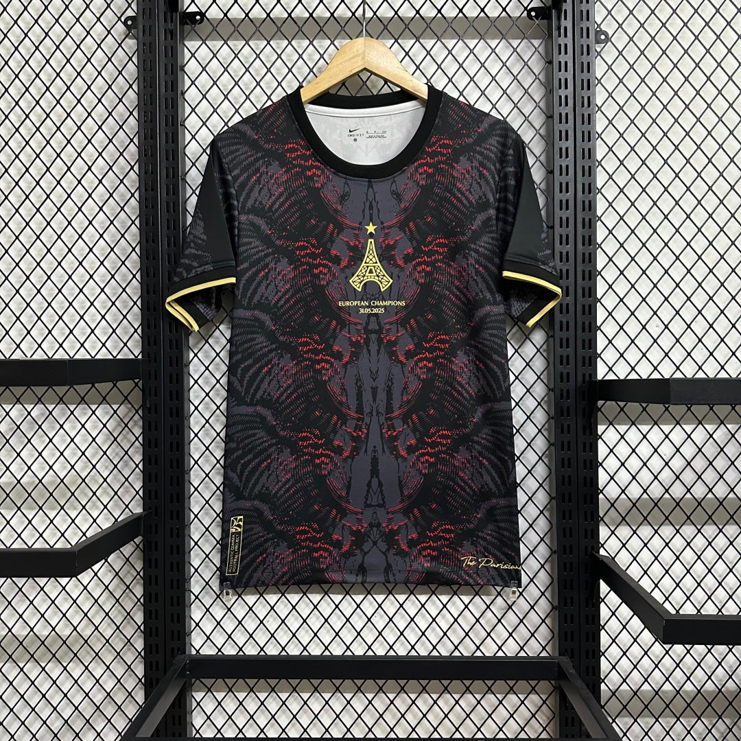 Maillot PSG 25/26 Le 12 -ème avec motif Tour Eiffel, maillot de football bleu avec logo et détails de l'équipe.
