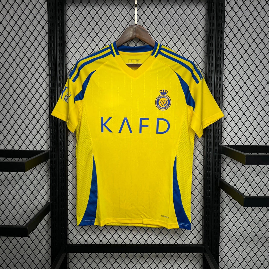 Maillot domicile AL-NASSR 24/25 Le 12 -ème, jersey de football avec logo de l'équipe et design coloré, vue de face.