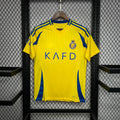 Maillot domicile AL-NASSR 24/25 Le 12 -ème, jersey de football avec logo de l'équipe et design coloré, vue de face.