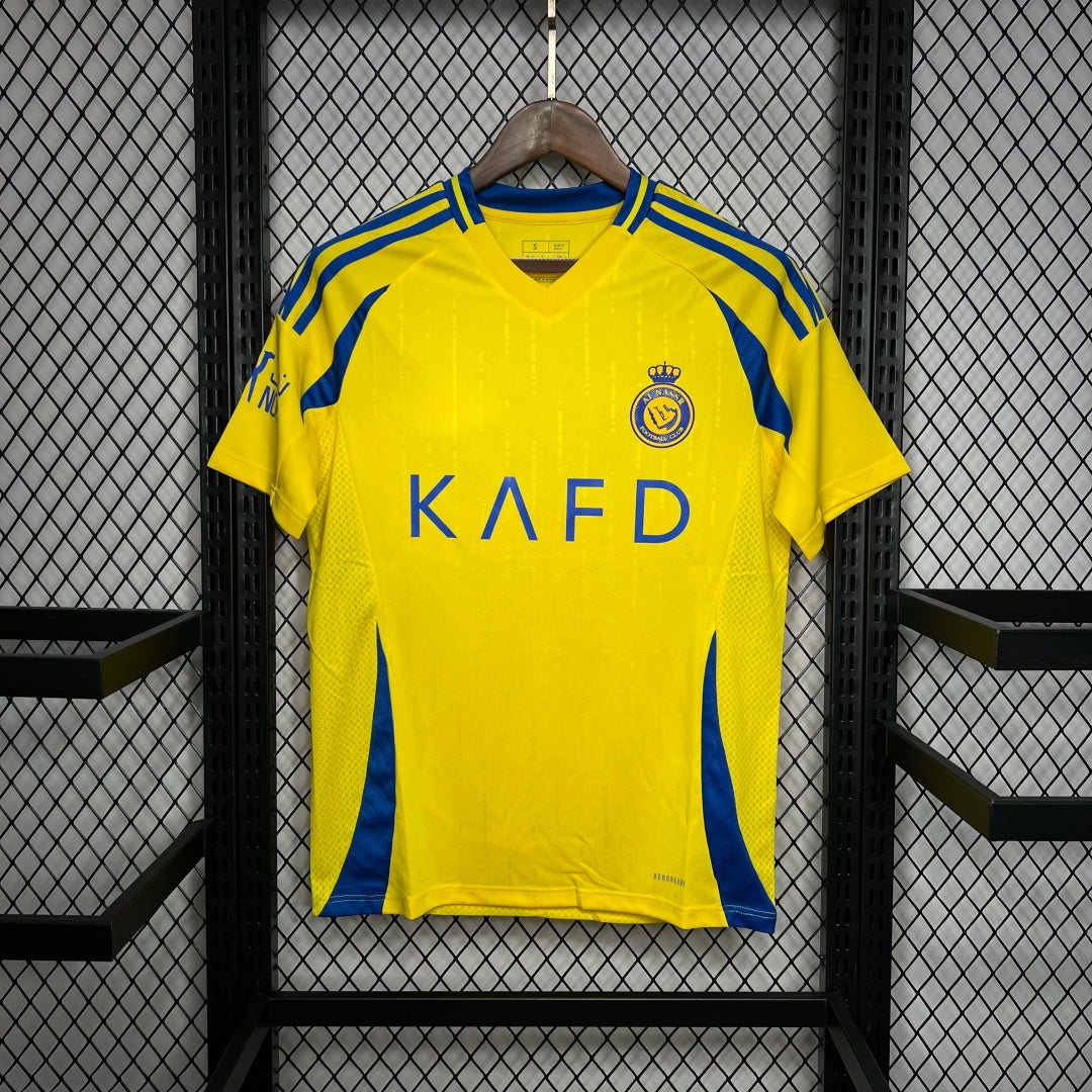 Maillot domicile AL-NASSR 24/25 Le 12 -ème, jersey de football avec logo de l'équipe et design coloré, vue de face.