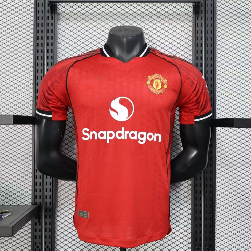 Maillot domicile Manchester United version joueur 25/26, marque Le 12 -ème Maillot, vue de face avec logo et numéros.