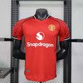 Maillot domicile Manchester United version joueur 25/26, marque Le 12 -ème Maillot, vue de face avec logo et numéros.